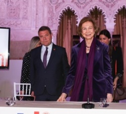 Su Majestad la Reina Doña Sofía ocupa su lugar de honor en la mesa presidencial